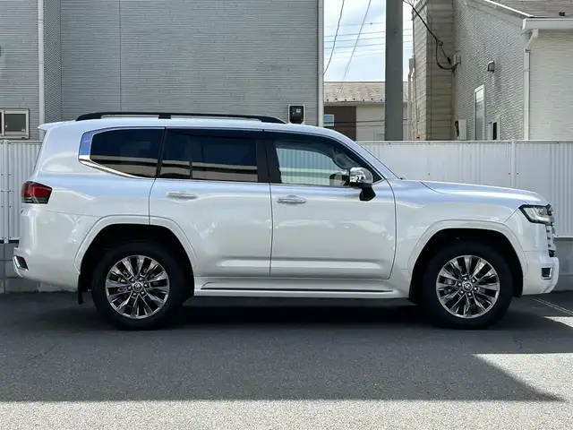 トヨタ ランドクルーザー ZX 栃木県 2024(令6)年 0.4万km プレシャスホワイトパール リヤシートエンターテインメントシステム/JBLプレミアムサウンドシステム/クールボックス/ルーフレール/Toyota Safety Sense/・プリクラッシュセーフティ（歩行者［昼夜］・自転車運転者［昼］検知機能付衝突回避支援タイプ/ミリ波レーダー＋単眼カメラ方式）/・レーントレーシングアシスト［LTA］/・レーンディパーチャーアラート［LDA］/・ドライバー異常時対応システム/・レーダークルーズコントロール(全車速追従機能付)/・アダプティブハイビームアシスト［AHS］/・ロードサインアシスト［RSA］/・発進遅れ告知機能［TMN］/ブラインドスポットモニター［BSM］＋安心降車アシスト［SEA］＋後方車両接近告知＋周辺車両接近時サポート（通報提案機能）＋後方車両への接近警報＋セカンダリーコリジョンブレーキ（停車中後突対応）/パーキングサポートブレーキ（前後方静止物・後方接近車両・後方歩行者）/パノラミックビューモニター/マルチテレインモニター/カラーヘッドアップディスプレイ/12.3インチHDディスプレイオーディオ（コネクティッドナビ対応）Plus/・TV（フルセグ）/・AppleCarPlay/AndroidAuto/・Bluetooth