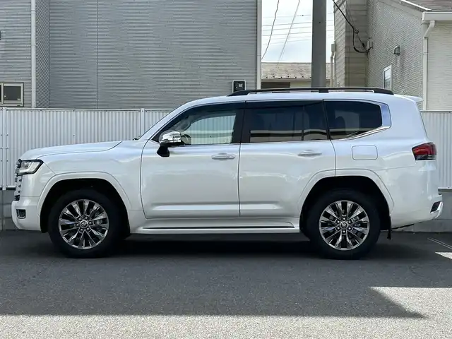 トヨタ ランドクルーザー ZX 栃木県 2024(令6)年 0.4万km プレシャスホワイトパール リヤシートエンターテインメントシステム/JBLプレミアムサウンドシステム/クールボックス/ルーフレール/Toyota Safety Sense/・プリクラッシュセーフティ（歩行者［昼夜］・自転車運転者［昼］検知機能付衝突回避支援タイプ/ミリ波レーダー＋単眼カメラ方式）/・レーントレーシングアシスト［LTA］/・レーンディパーチャーアラート［LDA］/・ドライバー異常時対応システム/・レーダークルーズコントロール(全車速追従機能付)/・アダプティブハイビームアシスト［AHS］/・ロードサインアシスト［RSA］/・発進遅れ告知機能［TMN］/ブラインドスポットモニター［BSM］＋安心降車アシスト［SEA］＋後方車両接近告知＋周辺車両接近時サポート（通報提案機能）＋後方車両への接近警報＋セカンダリーコリジョンブレーキ（停車中後突対応）/パーキングサポートブレーキ（前後方静止物・後方接近車両・後方歩行者）/パノラミックビューモニター/マルチテレインモニター/カラーヘッドアップディスプレイ/12.3インチHDディスプレイオーディオ（コネクティッドナビ対応）Plus/・TV（フルセグ）/・AppleCarPlay/AndroidAuto/・Bluetooth