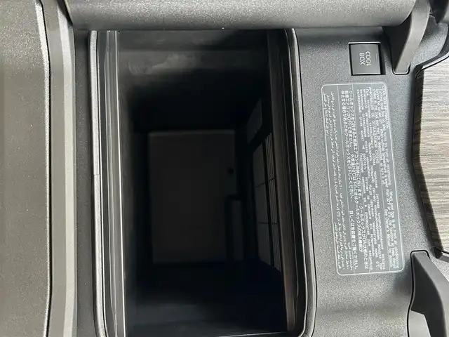トヨタ ランドクルーザー ZX 栃木県 2024(令6)年 0.4万km プレシャスホワイトパール リヤシートエンターテインメントシステム/JBLプレミアムサウンドシステム/クールボックス/ルーフレール/Toyota Safety Sense/・プリクラッシュセーフティ（歩行者［昼夜］・自転車運転者［昼］検知機能付衝突回避支援タイプ/ミリ波レーダー＋単眼カメラ方式）/・レーントレーシングアシスト［LTA］/・レーンディパーチャーアラート［LDA］/・ドライバー異常時対応システム/・レーダークルーズコントロール(全車速追従機能付)/・アダプティブハイビームアシスト［AHS］/・ロードサインアシスト［RSA］/・発進遅れ告知機能［TMN］/ブラインドスポットモニター［BSM］＋安心降車アシスト［SEA］＋後方車両接近告知＋周辺車両接近時サポート（通報提案機能）＋後方車両への接近警報＋セカンダリーコリジョンブレーキ（停車中後突対応）/パーキングサポートブレーキ（前後方静止物・後方接近車両・後方歩行者）/パノラミックビューモニター/マルチテレインモニター/カラーヘッドアップディスプレイ/12.3インチHDディスプレイオーディオ（コネクティッドナビ対応）Plus/・TV（フルセグ）/・AppleCarPlay/AndroidAuto/・Bluetooth