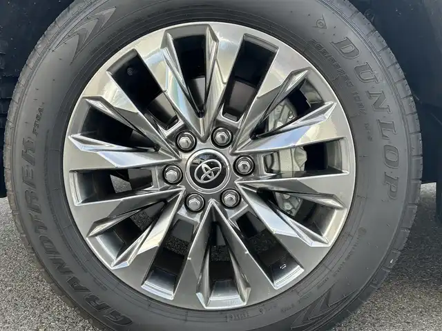 トヨタ ランドクルーザー ZX 栃木県 2024(令6)年 0.4万km プレシャスホワイトパール リヤシートエンターテインメントシステム/JBLプレミアムサウンドシステム/クールボックス/ルーフレール/Toyota Safety Sense/・プリクラッシュセーフティ（歩行者［昼夜］・自転車運転者［昼］検知機能付衝突回避支援タイプ/ミリ波レーダー＋単眼カメラ方式）/・レーントレーシングアシスト［LTA］/・レーンディパーチャーアラート［LDA］/・ドライバー異常時対応システム/・レーダークルーズコントロール(全車速追従機能付)/・アダプティブハイビームアシスト［AHS］/・ロードサインアシスト［RSA］/・発進遅れ告知機能［TMN］/ブラインドスポットモニター［BSM］＋安心降車アシスト［SEA］＋後方車両接近告知＋周辺車両接近時サポート（通報提案機能）＋後方車両への接近警報＋セカンダリーコリジョンブレーキ（停車中後突対応）/パーキングサポートブレーキ（前後方静止物・後方接近車両・後方歩行者）/パノラミックビューモニター/マルチテレインモニター/カラーヘッドアップディスプレイ/12.3インチHDディスプレイオーディオ（コネクティッドナビ対応）Plus/・TV（フルセグ）/・AppleCarPlay/AndroidAuto/・Bluetooth