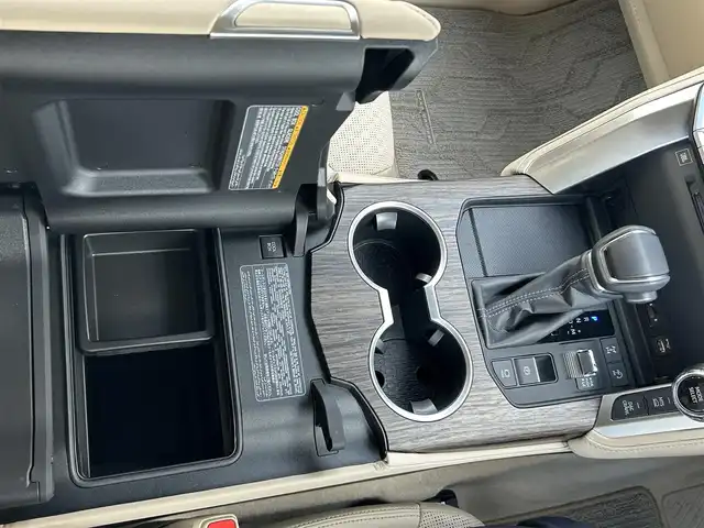 トヨタ ランドクルーザー ZX 栃木県 2024(令6)年 0.4万km プレシャスホワイトパール リヤシートエンターテインメントシステム/JBLプレミアムサウンドシステム/クールボックス/ルーフレール/Toyota Safety Sense/・プリクラッシュセーフティ（歩行者［昼夜］・自転車運転者［昼］検知機能付衝突回避支援タイプ/ミリ波レーダー＋単眼カメラ方式）/・レーントレーシングアシスト［LTA］/・レーンディパーチャーアラート［LDA］/・ドライバー異常時対応システム/・レーダークルーズコントロール(全車速追従機能付)/・アダプティブハイビームアシスト［AHS］/・ロードサインアシスト［RSA］/・発進遅れ告知機能［TMN］/ブラインドスポットモニター［BSM］＋安心降車アシスト［SEA］＋後方車両接近告知＋周辺車両接近時サポート（通報提案機能）＋後方車両への接近警報＋セカンダリーコリジョンブレーキ（停車中後突対応）/パーキングサポートブレーキ（前後方静止物・後方接近車両・後方歩行者）/パノラミックビューモニター/マルチテレインモニター/カラーヘッドアップディスプレイ/12.3インチHDディスプレイオーディオ（コネクティッドナビ対応）Plus/・TV（フルセグ）/・AppleCarPlay/AndroidAuto/・Bluetooth