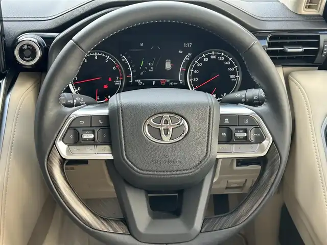 トヨタ ランドクルーザー ZX 栃木県 2024(令6)年 0.4万km プレシャスホワイトパール リヤシートエンターテインメントシステム/JBLプレミアムサウンドシステム/クールボックス/ルーフレール/Toyota Safety Sense/・プリクラッシュセーフティ（歩行者［昼夜］・自転車運転者［昼］検知機能付衝突回避支援タイプ/ミリ波レーダー＋単眼カメラ方式）/・レーントレーシングアシスト［LTA］/・レーンディパーチャーアラート［LDA］/・ドライバー異常時対応システム/・レーダークルーズコントロール(全車速追従機能付)/・アダプティブハイビームアシスト［AHS］/・ロードサインアシスト［RSA］/・発進遅れ告知機能［TMN］/ブラインドスポットモニター［BSM］＋安心降車アシスト［SEA］＋後方車両接近告知＋周辺車両接近時サポート（通報提案機能）＋後方車両への接近警報＋セカンダリーコリジョンブレーキ（停車中後突対応）/パーキングサポートブレーキ（前後方静止物・後方接近車両・後方歩行者）/パノラミックビューモニター/マルチテレインモニター/カラーヘッドアップディスプレイ/12.3インチHDディスプレイオーディオ（コネクティッドナビ対応）Plus/・TV（フルセグ）/・AppleCarPlay/AndroidAuto/・Bluetooth