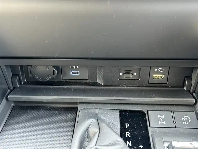 トヨタ ランドクルーザー ZX 栃木県 2024(令6)年 0.4万km プレシャスホワイトパール リヤシートエンターテインメントシステム/JBLプレミアムサウンドシステム/クールボックス/ルーフレール/Toyota Safety Sense/・プリクラッシュセーフティ（歩行者［昼夜］・自転車運転者［昼］検知機能付衝突回避支援タイプ/ミリ波レーダー＋単眼カメラ方式）/・レーントレーシングアシスト［LTA］/・レーンディパーチャーアラート［LDA］/・ドライバー異常時対応システム/・レーダークルーズコントロール(全車速追従機能付)/・アダプティブハイビームアシスト［AHS］/・ロードサインアシスト［RSA］/・発進遅れ告知機能［TMN］/ブラインドスポットモニター［BSM］＋安心降車アシスト［SEA］＋後方車両接近告知＋周辺車両接近時サポート（通報提案機能）＋後方車両への接近警報＋セカンダリーコリジョンブレーキ（停車中後突対応）/パーキングサポートブレーキ（前後方静止物・後方接近車両・後方歩行者）/パノラミックビューモニター/マルチテレインモニター/カラーヘッドアップディスプレイ/12.3インチHDディスプレイオーディオ（コネクティッドナビ対応）Plus/・TV（フルセグ）/・AppleCarPlay/AndroidAuto/・Bluetooth