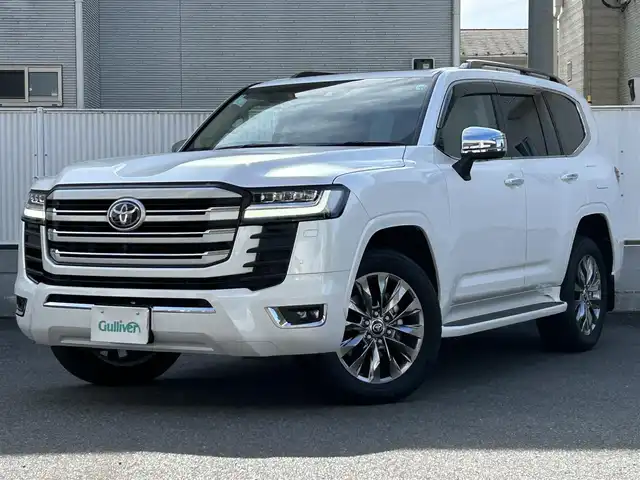 トヨタ ランドクルーザー ZX 栃木県 2024(令6)年 0.4万km プレシャスホワイトパール リヤシートエンターテインメントシステム/JBLプレミアムサウンドシステム/クールボックス/ルーフレール/Toyota Safety Sense/・プリクラッシュセーフティ（歩行者［昼夜］・自転車運転者［昼］検知機能付衝突回避支援タイプ/ミリ波レーダー＋単眼カメラ方式）/・レーントレーシングアシスト［LTA］/・レーンディパーチャーアラート［LDA］/・ドライバー異常時対応システム/・レーダークルーズコントロール(全車速追従機能付)/・アダプティブハイビームアシスト［AHS］/・ロードサインアシスト［RSA］/・発進遅れ告知機能［TMN］/ブラインドスポットモニター［BSM］＋安心降車アシスト［SEA］＋後方車両接近告知＋周辺車両接近時サポート（通報提案機能）＋後方車両への接近警報＋セカンダリーコリジョンブレーキ（停車中後突対応）/パーキングサポートブレーキ（前後方静止物・後方接近車両・後方歩行者）/パノラミックビューモニター/マルチテレインモニター/カラーヘッドアップディスプレイ/12.3インチHDディスプレイオーディオ（コネクティッドナビ対応）Plus/・TV（フルセグ）/・AppleCarPlay/AndroidAuto/・Bluetooth
