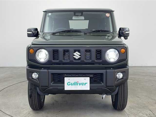 スズキ ジムニー XC 兵庫県 2025(令7)年 0.1千km ジャングルグリーン ・登録済未使用車/・デュアルセンサーブレーキサポート/・誤発進抑制機能/・車線逸脱警報機能/・ふらつき警報機能/・ハイビームアシスト/・先行車発進お知らせ機能/・標識認識機能/・エマージェンシーストップシグナル/・ヒルホールドコントロール/・ヒルディセントコントロール/・ＬＥＤヘッドランプ/・ヘッドランプウォッシャー/・オートライトシステム/・フロントマルチリフレクターハロゲンフォグランプ/・ヒーテッドドアミラー/・クルーズコントロール/・純正16インチアルミホイール/・前席シートヒーター/・プッシュスタート/・スマートキー
