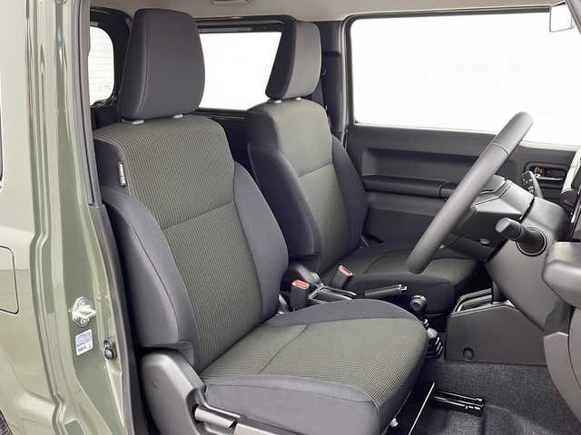 スズキ ジムニー XC 兵庫県 2025(令7)年 0.1千km ジャングルグリーン ・登録済未使用車/・デュアルセンサーブレーキサポート/・誤発進抑制機能/・車線逸脱警報機能/・ふらつき警報機能/・ハイビームアシスト/・先行車発進お知らせ機能/・標識認識機能/・エマージェンシーストップシグナル/・ヒルホールドコントロール/・ヒルディセントコントロール/・ＬＥＤヘッドランプ/・ヘッドランプウォッシャー/・オートライトシステム/・フロントマルチリフレクターハロゲンフォグランプ/・ヒーテッドドアミラー/・クルーズコントロール/・純正16インチアルミホイール/・前席シートヒーター/・プッシュスタート/・スマートキー