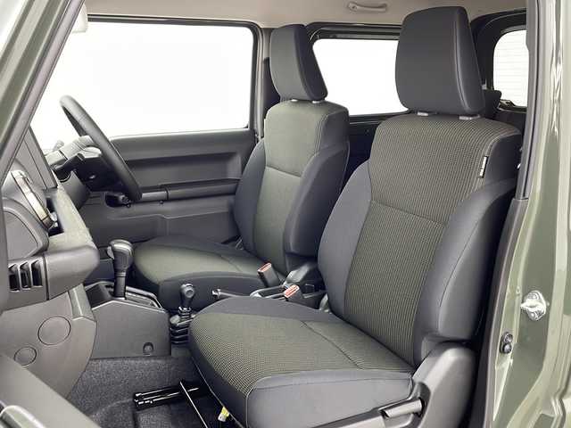 スズキ ジムニー XC 兵庫県 2025(令7)年 0.1千km ジャングルグリーン ・登録済未使用車/・デュアルセンサーブレーキサポート/・誤発進抑制機能/・車線逸脱警報機能/・ふらつき警報機能/・ハイビームアシスト/・先行車発進お知らせ機能/・標識認識機能/・エマージェンシーストップシグナル/・ヒルホールドコントロール/・ヒルディセントコントロール/・ＬＥＤヘッドランプ/・ヘッドランプウォッシャー/・オートライトシステム/・フロントマルチリフレクターハロゲンフォグランプ/・ヒーテッドドアミラー/・クルーズコントロール/・純正16インチアルミホイール/・前席シートヒーター/・プッシュスタート/・スマートキー