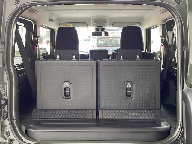 スズキ ジムニー XC 兵庫県 2025(令7)年 0.1千km ジャングルグリーン ・登録済未使用車/・デュアルセンサーブレーキサポート/・誤発進抑制機能/・車線逸脱警報機能/・ふらつき警報機能/・ハイビームアシスト/・先行車発進お知らせ機能/・標識認識機能/・エマージェンシーストップシグナル/・ヒルホールドコントロール/・ヒルディセントコントロール/・ＬＥＤヘッドランプ/・ヘッドランプウォッシャー/・オートライトシステム/・フロントマルチリフレクターハロゲンフォグランプ/・ヒーテッドドアミラー/・クルーズコントロール/・純正16インチアルミホイール/・前席シートヒーター/・プッシュスタート/・スマートキー