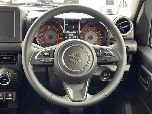 スズキ ジムニー XC 兵庫県 2025(令7)年 0.1千km ジャングルグリーン ・登録済未使用車/・デュアルセンサーブレーキサポート/・誤発進抑制機能/・車線逸脱警報機能/・ふらつき警報機能/・ハイビームアシスト/・先行車発進お知らせ機能/・標識認識機能/・エマージェンシーストップシグナル/・ヒルホールドコントロール/・ヒルディセントコントロール/・ＬＥＤヘッドランプ/・ヘッドランプウォッシャー/・オートライトシステム/・フロントマルチリフレクターハロゲンフォグランプ/・ヒーテッドドアミラー/・クルーズコントロール/・純正16インチアルミホイール/・前席シートヒーター/・プッシュスタート/・スマートキー