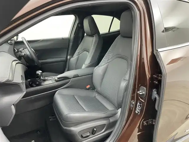 レクサス ＵＸ 250h バージョンC 岡山県 2020(令2)年 2.9万km アンバークリスタルシャイン 純正１０．２５インチナビ/（CD/DVD/フルセグ/AUX/USB）/バックカメラ/サンルーフ/レーダークルーズコントロール/ステアリングヒーター/合皮シート/パワーシート（運転席/助手席）/シートヒーター（運転席/助手席）/ビルトインＥＴＣ２．０/純正ドライブレコーダー（前/後）/コーナーセンサー（前/後）/踏み間違い防止/衝突軽減ブレーキ/ブラインドスポットモニター/レーンキープアシスト/LEDヘッドライト/オートライト/オートハイビーム/オートブレーキホールド/ワイヤレス充電/純正17インチAW/純正フロアマット/スマートキー×3