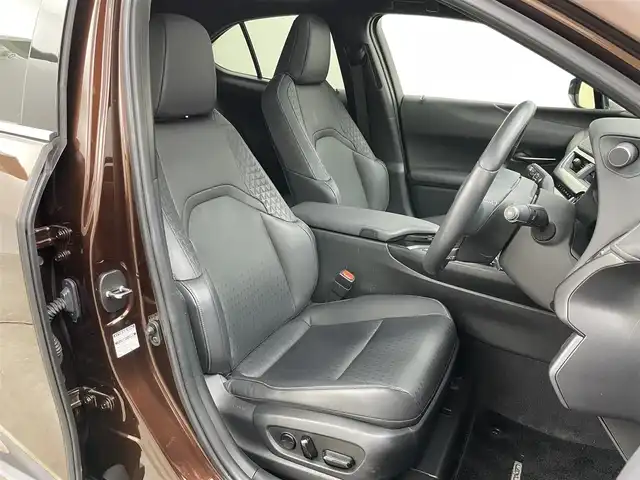 レクサス ＵＸ 250h バージョンC 岡山県 2020(令2)年 2.9万km アンバークリスタルシャイン 純正１０．２５インチナビ/（CD/DVD/フルセグ/AUX/USB）/バックカメラ/サンルーフ/レーダークルーズコントロール/ステアリングヒーター/合皮シート/パワーシート（運転席/助手席）/シートヒーター（運転席/助手席）/ビルトインＥＴＣ２．０/純正ドライブレコーダー（前/後）/コーナーセンサー（前/後）/踏み間違い防止/衝突軽減ブレーキ/ブラインドスポットモニター/レーンキープアシスト/LEDヘッドライト/オートライト/オートハイビーム/オートブレーキホールド/ワイヤレス充電/純正17インチAW/純正フロアマット/スマートキー×3