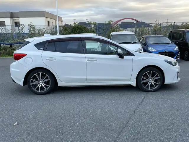 スバル インプレッサ スポーツ 2．0i－L アイサイト 東京都 2017(平29)年 8.1万km クリスタルホワイトP 【(株)IDOMが運営する【じしゃロン昭島店】の自社ローン対象車両になります。こちらは現金ご利用時の価格です。自社ローンご希望の方は別途その旨お申付け下さい。】/ディーラーOPナビ/BT/SD/CD/DVD/フルセグ/ワンオーナー/バック、サイドカメラ/ドライブレコーダー（前）CS-LR830D/ETC付/４WD/ステアリングスイッチ/スマートキー/LEDライト/AUTOライト/クルーズコントロール（追従走行有）/フロアマット純正