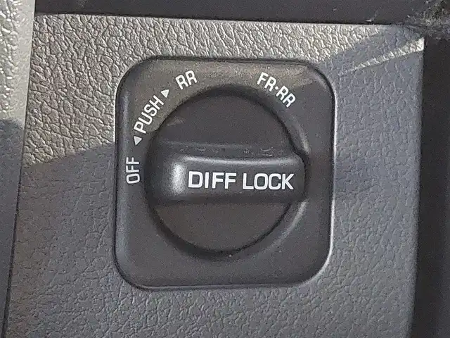 トヨタ ランドクルーザー AX 東京都 2024(令6)年 0.7万km アティチュードブラックマイカ 社外メモリナビ/フルセグTV/バックカメラ/ドライブレコーダー/ハーフレザーシート/電動デフロック/LEDヘッドライト/Toyota Safety Sense/・プリクラッシュセーフティ/・レーンディパーチャーアラート/・オートマチックハイビーム/クルーズコントロール