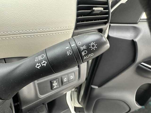 日産 セレナ ライダー オーテック 30th 兵庫県 2017(平29)年 9.1万km ブリリアントホワイトパール 純正9インチナビ（FM/AM・CD/DVD・BT・フルセグ）/バックカメラ/全方位カメラ/両側パワースライドドア/プロパイロット/ETC/デジタルインナーミラー/フリップダウンモニター/純正AW16インチ/純正フロアマット/プッシュスタート/スマートキー2本/シートヒーター（D/N席）/革シート/革巻きステアリング/電動パーキング/オートブレーキホールド/チャイルドシート対応/自動駐車システム/オートライト/LEDヘッドランプ/フォグランプ/電動格納ミラー/ウインカーミラー/ドアバイザー