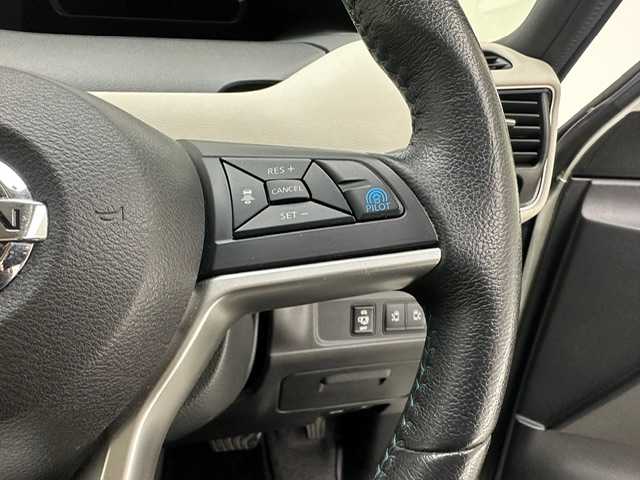 日産 セレナ ライダー オーテック 30th 兵庫県 2017(平29)年 9.1万km ブリリアントホワイトパール 純正9インチナビ（FM/AM・CD/DVD・BT・フルセグ）/バックカメラ/全方位カメラ/両側パワースライドドア/プロパイロット/ETC/デジタルインナーミラー/フリップダウンモニター/純正AW16インチ/純正フロアマット/プッシュスタート/スマートキー2本/シートヒーター（D/N席）/革シート/革巻きステアリング/電動パーキング/オートブレーキホールド/チャイルドシート対応/自動駐車システム/オートライト/LEDヘッドランプ/フォグランプ/電動格納ミラー/ウインカーミラー/ドアバイザー