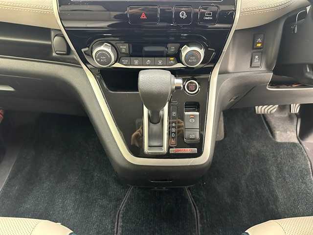 日産 セレナ ライダー オーテック 30th 兵庫県 2017(平29)年 9.1万km ブリリアントホワイトパール 純正9インチナビ（FM/AM・CD/DVD・BT・フルセグ）/バックカメラ/全方位カメラ/両側パワースライドドア/プロパイロット/ETC/デジタルインナーミラー/フリップダウンモニター/純正AW16インチ/純正フロアマット/プッシュスタート/スマートキー2本/シートヒーター（D/N席）/革シート/革巻きステアリング/電動パーキング/オートブレーキホールド/チャイルドシート対応/自動駐車システム/オートライト/LEDヘッドランプ/フォグランプ/電動格納ミラー/ウインカーミラー/ドアバイザー