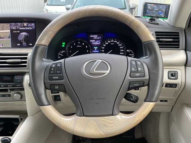 レクサス ＬＳ 600h バージョンC 秋田県 2013(平25)年 8.8万km ホワイトパールクリスタルシャイン サンルーフ /追従クルコン/プリクラッシュセーフティ/ブラインドスポットモニター/革シート /純正ナビ/（フルセグTV　Bluetooth CD DVD）　/バックカメラ　/前後ソナー　/前席メモリ付パワーシート　/シートベンチレーション/ヒーター　/電動リアゲート　/ETC