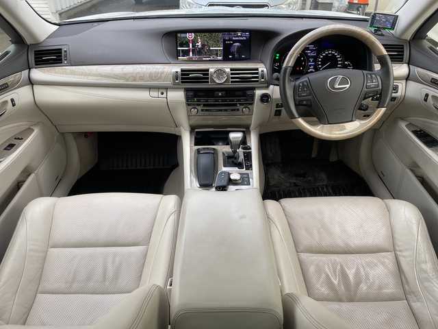 レクサス ＬＳ 600h バージョンC 秋田県 2013(平25)年 8.8万km ホワイトパールクリスタルシャイン サンルーフ /追従クルコン/プリクラッシュセーフティ/ブラインドスポットモニター/革シート /純正ナビ/（フルセグTV　Bluetooth CD DVD）　/バックカメラ　/前後ソナー　/前席メモリ付パワーシート　/シートベンチレーション/ヒーター　/電動リアゲート　/ETC