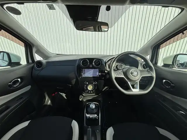 日産 ノート e－パワー X 滋賀県 2018(平30)年 6万km ブリリアントホワイトパール 純正SDナビ/・フルセグTV/・AM FM/・CD DVD/・SD録音機能/衝突軽減ブレーキ/車線逸脱警報/ステアリングリモコン/プッシュスタート/スマートキー/ETC/オートヘッドライト