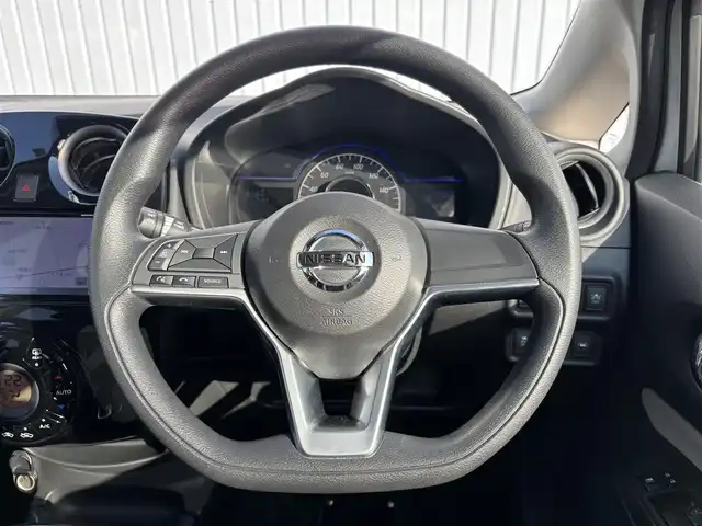 日産 ノート e－パワー X 滋賀県 2018(平30)年 6万km ブリリアントホワイトパール 純正SDナビ/・フルセグTV/・AM FM/・CD DVD/・SD録音機能/衝突軽減ブレーキ/車線逸脱警報/ステアリングリモコン/プッシュスタート/スマートキー/ETC/オートヘッドライト