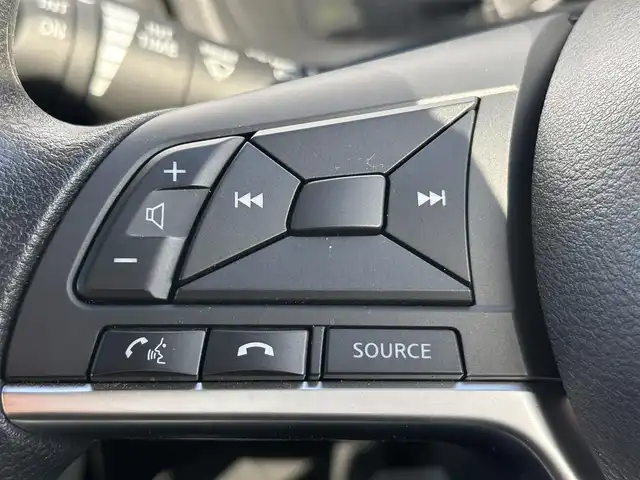 日産 ノート e－パワー X 滋賀県 2018(平30)年 6万km ブリリアントホワイトパール 純正SDナビ/・フルセグTV/・AM FM/・CD DVD/・SD録音機能/衝突軽減ブレーキ/車線逸脱警報/ステアリングリモコン/プッシュスタート/スマートキー/ETC/オートヘッドライト