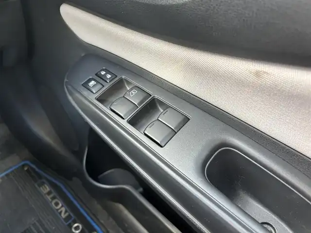 日産 ノート e－パワー X 滋賀県 2018(平30)年 6万km ブリリアントホワイトパール 純正SDナビ/・フルセグTV/・AM FM/・CD DVD/・SD録音機能/衝突軽減ブレーキ/車線逸脱警報/ステアリングリモコン/プッシュスタート/スマートキー/ETC/オートヘッドライト