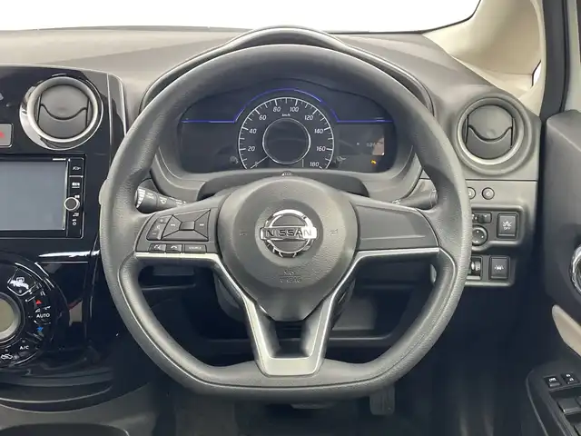 日産 ノート e－パワー X 新潟県 2018(平30)年 6万km ブリリアントホワイトパール 純正SDナビ/・フルセグTV/・AM FM/・CD DVD/・SD録音機能/衝突軽減ブレーキ/車線逸脱警報/ステアリングリモコン/プッシュスタート/スマートキー/ETC/オートヘッドライト
