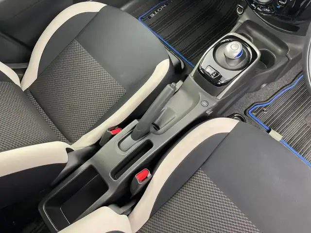 日産 ノート e－パワー X 新潟県 2018(平30)年 6万km ブリリアントホワイトパール 純正SDナビ/・フルセグTV/・AM FM/・CD DVD/・SD録音機能/衝突軽減ブレーキ/車線逸脱警報/ステアリングリモコン/プッシュスタート/スマートキー/ETC/オートヘッドライト