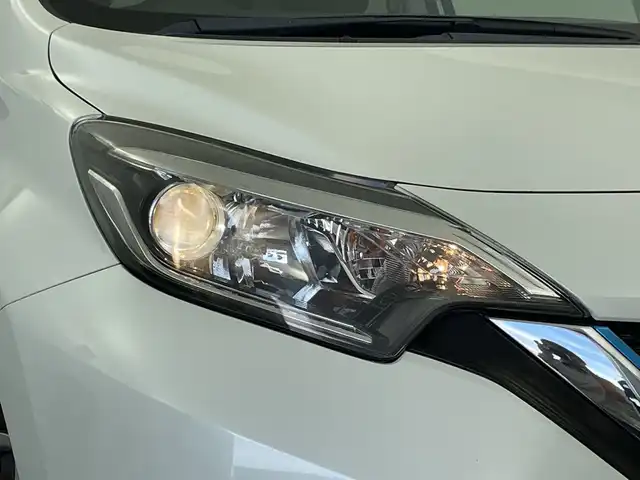 日産 ノート e－パワー X 新潟県 2018(平30)年 6万km ブリリアントホワイトパール 純正SDナビ/・フルセグTV/・AM FM/・CD DVD/・SD録音機能/衝突軽減ブレーキ/車線逸脱警報/ステアリングリモコン/プッシュスタート/スマートキー/ETC/オートヘッドライト