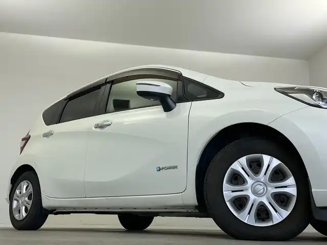 日産 ノート e－パワー X 新潟県 2018(平30)年 6万km ブリリアントホワイトパール 純正SDナビ/・フルセグTV/・AM FM/・CD DVD/・SD録音機能/衝突軽減ブレーキ/車線逸脱警報/ステアリングリモコン/プッシュスタート/スマートキー/ETC/オートヘッドライト