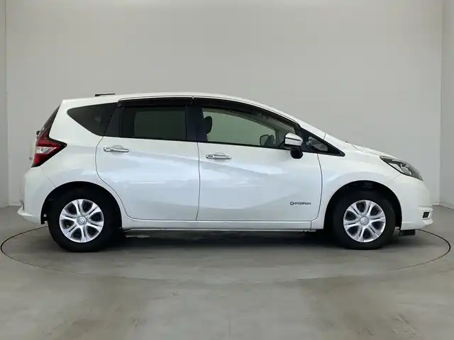 日産 ノート e－パワー X 新潟県 2018(平30)年 6万km ブリリアントホワイトパール 純正SDナビ/・フルセグTV/・AM FM/・CD DVD/・SD録音機能/衝突軽減ブレーキ/車線逸脱警報/ステアリングリモコン/プッシュスタート/スマートキー/ETC/オートヘッドライト