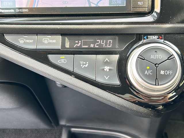 トヨタ アクア S 沖縄県 2015(平27)年 5.4万km ブラックマイカ ワンオーナー　/社外ナビ　/　（ＡＭ／ＦＭ／ＣＤ／ＤＶＤ／ＢＴ）　/フルセグＴＶ　/バックモニター　/オートライト　/純正フロアマット　/オートエアコン　/電格ミラー　/スマートキー　/横滑り防止/プッシュスタート/ヘッドライトレベライザー