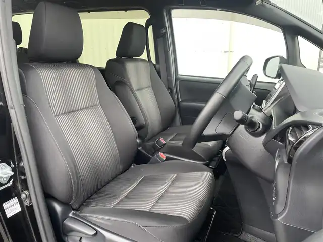 トヨタ ヴォクシー ZS 煌Ⅱ 福岡県 2019(平31)年 4.6万km ブラック フリップダウンモニター/純正９インチナビ（ＮＳＺＴ－Ｙ６８Ｔ）/フルセグTV/CD/DVD/BT/SD/AM/FM/両側パワースライドドア/PCS/LDA/PKSB/バックカメラ/ビルトインＥＴＣ２．０/クリアランスソナー/クルーズコントロール/LEDオートライト/オートハイビーム/フォグランプ/純正アルミ/ステアリングリモコン/スマートキー/プッシュスタート/テレビキャンセラー/ウォークスルー/シートバックテーブル/ロールサンシェード/ドアバイザー/電格ミラー