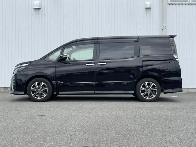 トヨタ ヴォクシー ZS 煌Ⅱ 福岡県 2019(平31)年 4.6万km ブラック フリップダウンモニター/純正９インチナビ（ＮＳＺＴ－Ｙ６８Ｔ）/フルセグTV/CD/DVD/BT/SD/AM/FM/両側パワースライドドア/PCS/LDA/PKSB/バックカメラ/ビルトインＥＴＣ２．０/クリアランスソナー/クルーズコントロール/LEDオートライト/オートハイビーム/フォグランプ/純正アルミ/ステアリングリモコン/スマートキー/プッシュスタート/テレビキャンセラー/ウォークスルー/シートバックテーブル/ロールサンシェード/ドアバイザー/電格ミラー