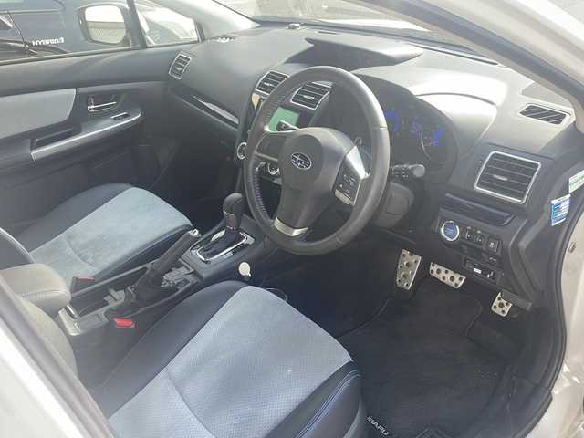 スバル インプレッサ スポーツ HV 2．0i-S アイサイト 福島県 2015(平27)年 4.9万km クリスタルホワイトP ４ＷＤ/ハーフレザーシート/純正メモリナビ＆フルセグＴＶ/（ＤＶＤ＆ＵＳＢ＆ＢＴ＆ＣＤ）/バックカメラ/衝突軽減ブレーキ/レーダークルーズコントロール/レーンキープアシスト/ＥＴＣ/社外１７inアルミホイール/ドライブレコーダー/オートライト/フォグランプ/ウィンカーミラー/電動格納ミラー/スマートキー/プッシュスタート/Ｗエアバッグ/横滑り防止装置/ＡＢＳ/ドアバイザー/純正フロアマット