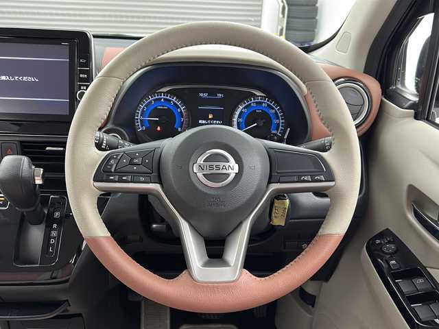 日産 デイズ ボレロ 三重県 2020(令2)年 1.8万km アメジストブラック/シルキーホワイト 禁煙車　/純正９インチＳＤナビ　/エマージェンシーブレーキ　/セーフティシールド　/衝突被害軽減ブレーキ　/車線逸脱防止装置　/オートハイビーム　/アラウンドビューモニター　/インテリジェントスマートルームミラー/オートAC/革巻きステアリング/スマートキー/プッシュスタート/アイドリングストップ/純正前方ドライブレコーダー/ベンチシート/前後コーナーセンサー/ハーフレザーシート /ドアバイザー