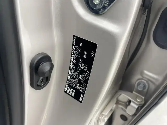 トヨタ プリウス Sセーフティプラス 福井県 2018(平30)年 3.5万km スティールブロンドM 純正７インチワイドナビ（NSCD-W66)/CD/DVD/フルセグTV/Bluetooth/SD/AM/FM/バックカメラ /ToyotaSafetySense P/・プリクラッシュセーフティ/・歩行者検知機能/・レーンディパーチャーアラート（ステアリング制御付）/・オートマチックハイビーム/・レーダークルーズコントロール（ブレーキ制御付／全車速追従機能付）/・レーダークルーズコントロール/ビルトインETC/革巻きステアリング/ステアリングリモコン/ステアリングチルド機構/コーナーセンサー/LED/フォグランプ/オートライト /ウィンカー・電動格納式ミラー/プッシュスタート/スペアキー/純正フロアマット/サイドバイザー