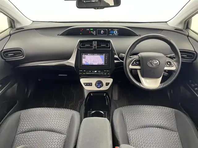トヨタ プリウス Sセーフティプラス 福井県 2018(平30)年 3.5万km スティールブロンドM 純正７インチワイドナビ（NSCD-W66)/CD/DVD/フルセグTV/Bluetooth/SD/AM/FM/バックカメラ /ToyotaSafetySense P/・プリクラッシュセーフティ/・歩行者検知機能/・レーンディパーチャーアラート（ステアリング制御付）/・オートマチックハイビーム/・レーダークルーズコントロール（ブレーキ制御付／全車速追従機能付）/・レーダークルーズコントロール/ビルトインETC/革巻きステアリング/ステアリングリモコン/ステアリングチルド機構/コーナーセンサー/LED/フォグランプ/オートライト /ウィンカー・電動格納式ミラー/プッシュスタート/スペアキー/純正フロアマット/サイドバイザー