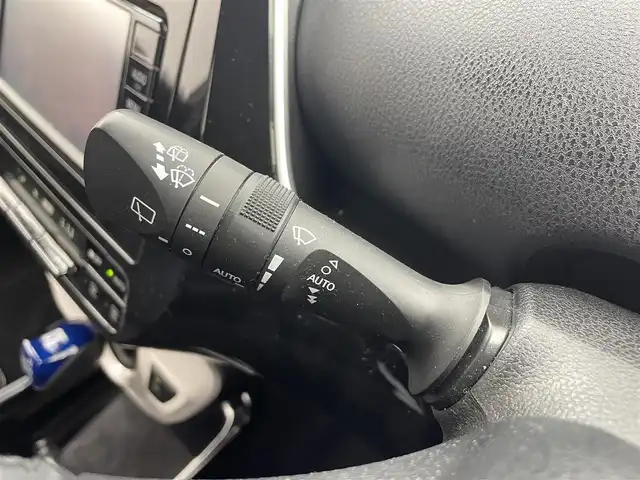 トヨタ プリウス Sセーフティプラス 福井県 2018(平30)年 3.5万km スティールブロンドM 純正７インチワイドナビ（NSCD-W66)/CD/DVD/フルセグTV/Bluetooth/SD/AM/FM/バックカメラ /ToyotaSafetySense P/・プリクラッシュセーフティ/・歩行者検知機能/・レーンディパーチャーアラート（ステアリング制御付）/・オートマチックハイビーム/・レーダークルーズコントロール（ブレーキ制御付／全車速追従機能付）/・レーダークルーズコントロール/ビルトインETC/革巻きステアリング/ステアリングリモコン/ステアリングチルド機構/コーナーセンサー/LED/フォグランプ/オートライト /ウィンカー・電動格納式ミラー/プッシュスタート/スペアキー/純正フロアマット/サイドバイザー