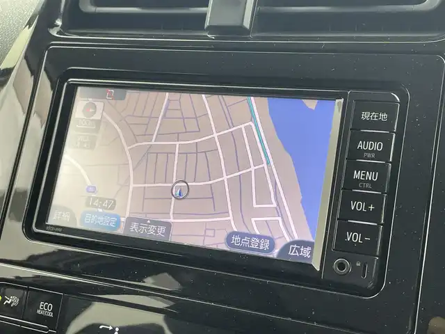 トヨタ プリウス Sセーフティプラス 福井県 2018(平30)年 3.5万km スティールブロンドM 純正７インチワイドナビ（NSCD-W66)/CD/DVD/フルセグTV/Bluetooth/SD/AM/FM/バックカメラ /ToyotaSafetySense P/・プリクラッシュセーフティ/・歩行者検知機能/・レーンディパーチャーアラート（ステアリング制御付）/・オートマチックハイビーム/・レーダークルーズコントロール（ブレーキ制御付／全車速追従機能付）/・レーダークルーズコントロール/ビルトインETC/革巻きステアリング/ステアリングリモコン/ステアリングチルド機構/コーナーセンサー/LED/フォグランプ/オートライト /ウィンカー・電動格納式ミラー/プッシュスタート/スペアキー/純正フロアマット/サイドバイザー