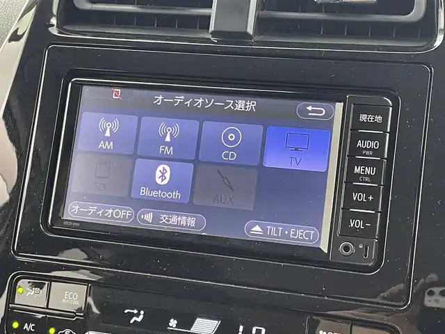 トヨタ プリウス Sセーフティプラス 福井県 2018(平30)年 3.5万km スティールブロンドM 純正７インチワイドナビ（NSCD-W66)/CD/DVD/フルセグTV/Bluetooth/SD/AM/FM/バックカメラ /ToyotaSafetySense P/・プリクラッシュセーフティ/・歩行者検知機能/・レーンディパーチャーアラート（ステアリング制御付）/・オートマチックハイビーム/・レーダークルーズコントロール（ブレーキ制御付／全車速追従機能付）/・レーダークルーズコントロール/ビルトインETC/革巻きステアリング/ステアリングリモコン/ステアリングチルド機構/コーナーセンサー/LED/フォグランプ/オートライト /ウィンカー・電動格納式ミラー/プッシュスタート/スペアキー/純正フロアマット/サイドバイザー