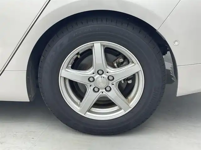 トヨタ プリウス Sセーフティプラス 福井県 2018(平30)年 3.5万km スティールブロンドM 純正７インチワイドナビ（NSCD-W66)/CD/DVD/フルセグTV/Bluetooth/SD/AM/FM/バックカメラ /ToyotaSafetySense P/・プリクラッシュセーフティ/・歩行者検知機能/・レーンディパーチャーアラート（ステアリング制御付）/・オートマチックハイビーム/・レーダークルーズコントロール（ブレーキ制御付／全車速追従機能付）/・レーダークルーズコントロール/ビルトインETC/革巻きステアリング/ステアリングリモコン/ステアリングチルド機構/コーナーセンサー/LED/フォグランプ/オートライト /ウィンカー・電動格納式ミラー/プッシュスタート/スペアキー/純正フロアマット/サイドバイザー