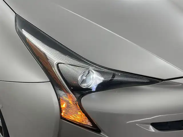 トヨタ プリウス Sセーフティプラス 福井県 2018(平30)年 3.5万km スティールブロンドM 純正７インチワイドナビ（NSCD-W66)/CD/DVD/フルセグTV/Bluetooth/SD/AM/FM/バックカメラ /ToyotaSafetySense P/・プリクラッシュセーフティ/・歩行者検知機能/・レーンディパーチャーアラート（ステアリング制御付）/・オートマチックハイビーム/・レーダークルーズコントロール（ブレーキ制御付／全車速追従機能付）/・レーダークルーズコントロール/ビルトインETC/革巻きステアリング/ステアリングリモコン/ステアリングチルド機構/コーナーセンサー/LED/フォグランプ/オートライト /ウィンカー・電動格納式ミラー/プッシュスタート/スペアキー/純正フロアマット/サイドバイザー