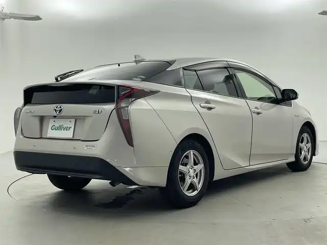 トヨタ プリウス Sセーフティプラス 福井県 2018(平30)年 3.5万km スティールブロンドM 純正７インチワイドナビ（NSCD-W66)/CD/DVD/フルセグTV/Bluetooth/SD/AM/FM/バックカメラ /ToyotaSafetySense P/・プリクラッシュセーフティ/・歩行者検知機能/・レーンディパーチャーアラート（ステアリング制御付）/・オートマチックハイビーム/・レーダークルーズコントロール（ブレーキ制御付／全車速追従機能付）/・レーダークルーズコントロール/ビルトインETC/革巻きステアリング/ステアリングリモコン/ステアリングチルド機構/コーナーセンサー/LED/フォグランプ/オートライト /ウィンカー・電動格納式ミラー/プッシュスタート/スペアキー/純正フロアマット/サイドバイザー