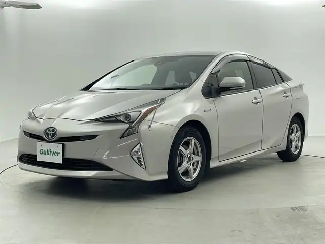 トヨタ プリウス Sセーフティプラス 福井県 2018(平30)年 3.5万km スティールブロンドM 純正７インチワイドナビ（NSCD-W66)/CD/DVD/フルセグTV/Bluetooth/SD/AM/FM/バックカメラ /ToyotaSafetySense P/・プリクラッシュセーフティ/・歩行者検知機能/・レーンディパーチャーアラート（ステアリング制御付）/・オートマチックハイビーム/・レーダークルーズコントロール（ブレーキ制御付／全車速追従機能付）/・レーダークルーズコントロール/ビルトインETC/革巻きステアリング/ステアリングリモコン/ステアリングチルド機構/コーナーセンサー/LED/フォグランプ/オートライト /ウィンカー・電動格納式ミラー/プッシュスタート/スペアキー/純正フロアマット/サイドバイザー