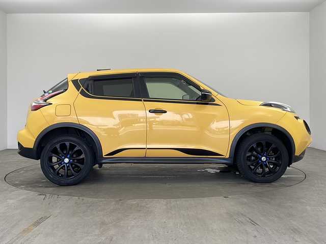 日産 ジューク 15RX パーソナライズパック 兵庫県 2015(平27)年 10.9万km サンライトイエロー ・純正SDナビ（フルセグ・BT・CD・DVD・USB・SD）/・ETC/・オートライト/・フォグランプ/・前後ドライブレコーダー/・横滑り防止装置/・ヘッドライトレベライザー/・アイドリングストップ/・純正17インチアルミホイール/・純正フロアマット/・ドアバイザー/・スマートキー/・プッシュスタート/・電動格納ミラー/・シートリフター