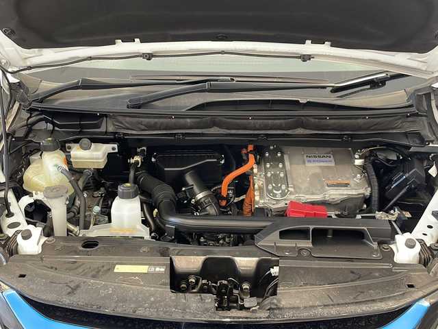 日産 セレナ e－パワー ハイウェイスター V 福井県 2019(令1)年 5.5万km ブリリアントホワイトパール 2トーン 純正9インチワイドナビ/フルセグTV/アラウンドビューモニター/フリップダウンモニター/パーキングアシスト/セーフティバックB/プロパイロット/ETC/ドライブレコーダー/両側パワースライドドア/デジタルインナーミラー/オートライト/LEDヘッドライト/プッシュスタート/スマートキー×2/純正15インチAW/純正フロアマット