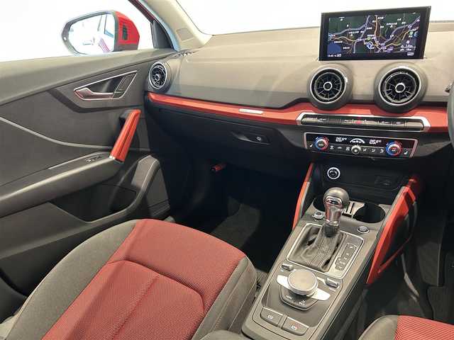 アウディ Ｑ２ 1．0 TFSI スポーツ 福岡県 2018(平30)年 4.1万km ブリリアントレッド 純正ナビ　/バーチャルコックピット　/フルセグＴＶ　/ＣＤ／ＤＶＤ再生　/バックカメラ　/前後ソナー　/ＡＣＣ　/ＢＳＭ　/レーンキープ　/パワーバックドア　/シートヒーター　/アドバンストキー　/ＬＥＤライト　/ＥＴＣ