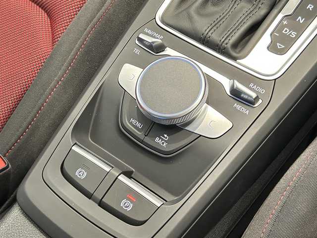 アウディ Ｑ２ 1．0 TFSI スポーツ 福岡県 2018(平30)年 4.1万km ブリリアントレッド 純正ナビ　/バーチャルコックピット　/フルセグＴＶ　/ＣＤ／ＤＶＤ再生　/バックカメラ　/前後ソナー　/ＡＣＣ　/ＢＳＭ　/レーンキープ　/パワーバックドア　/シートヒーター　/アドバンストキー　/ＬＥＤライト　/ＥＴＣ