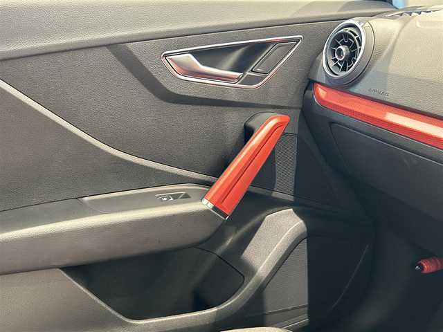 アウディ Ｑ２ 1．0 TFSI スポーツ 福岡県 2018(平30)年 4.1万km ブリリアントレッド 純正ナビ　/バーチャルコックピット　/フルセグＴＶ　/ＣＤ／ＤＶＤ再生　/バックカメラ　/前後ソナー　/ＡＣＣ　/ＢＳＭ　/レーンキープ　/パワーバックドア　/シートヒーター　/アドバンストキー　/ＬＥＤライト　/ＥＴＣ